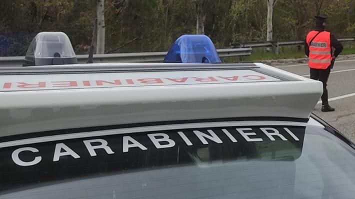 In auto con un bastone e un'ascia: denunciato un 50enne