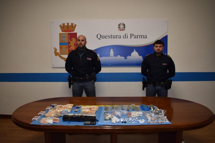 In un sacco della spazzatura nascondeva un "market" della droga: arrestato 65enne, sequestrati 137 grammi di varie sostanze stupefaccenti