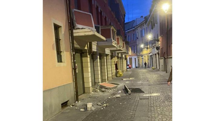 Camioncino distrugge un balcone