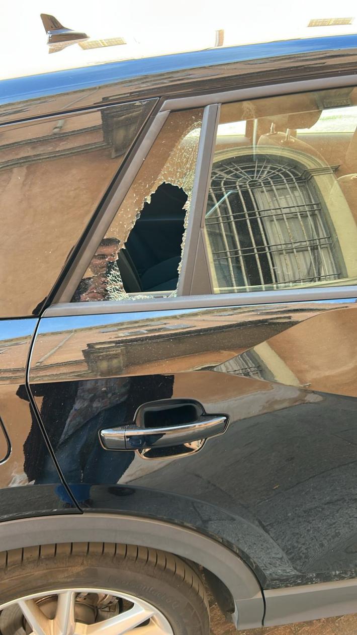 Brutta sorpresa in centro: finestrino rotto, ladri rovistano nell'auto parcheggiata vicino al tribunale