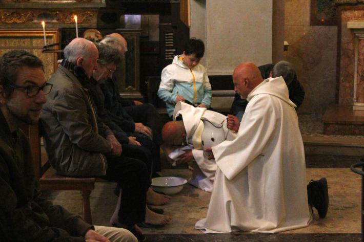 La lavanda dei piedi dei monaci benedettini in riva al Po