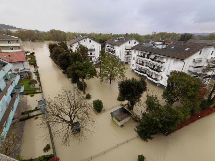 Maltempo a Pescara: il fiume esonda in pieno centro, danni e disagi - Foto 