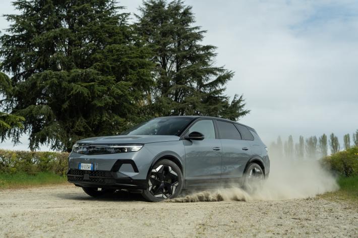Grandland, l'ammiraglia dei Suv Opel sceglie (anche) il tutto elettrico