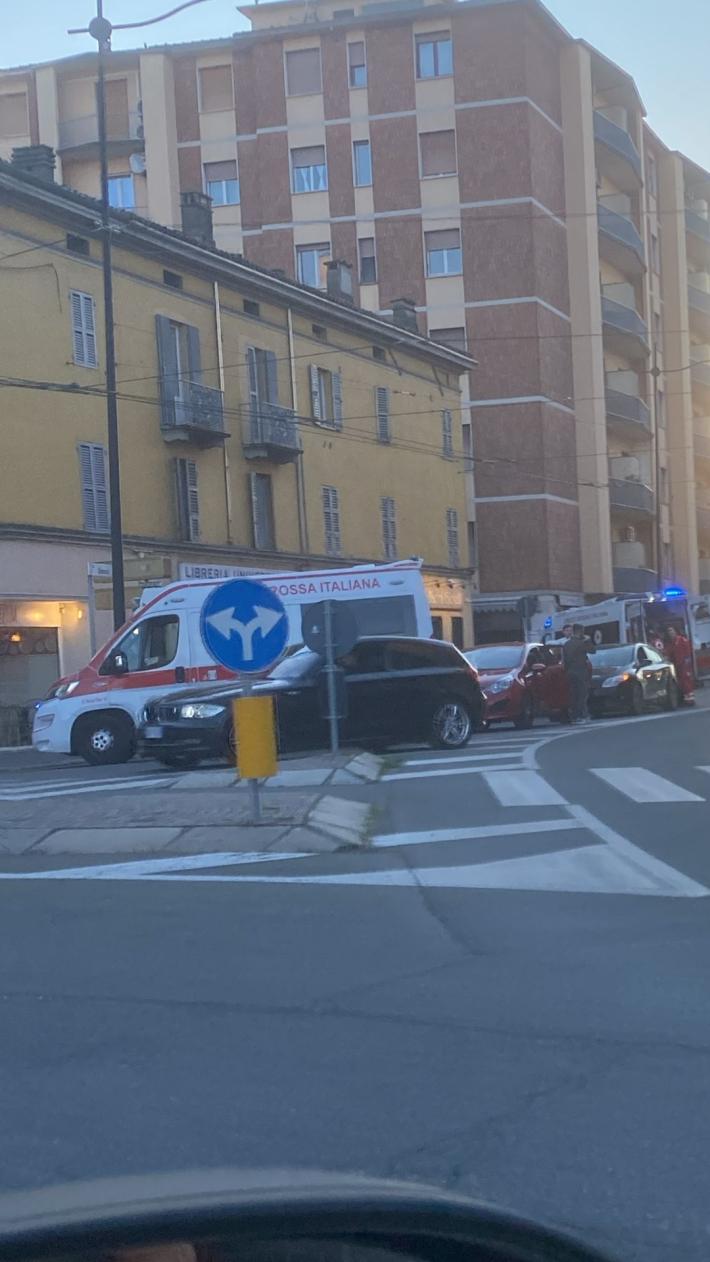 Tamponamento in via Gramsci, traffico in tilt