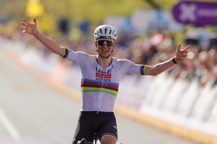 Pogacar vince il Giro della Fiandre, terzo successo nella classica belga