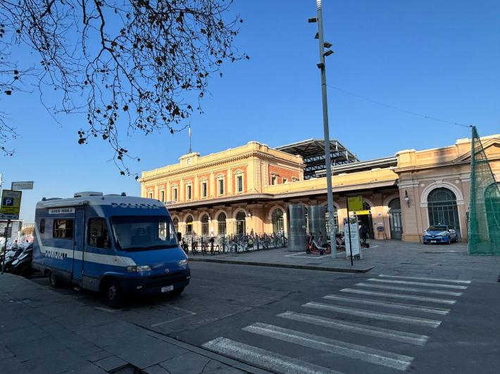 Lite in stazione nel pomeriggio di Pasqua: spunta un coltello, ferito un uomo 
