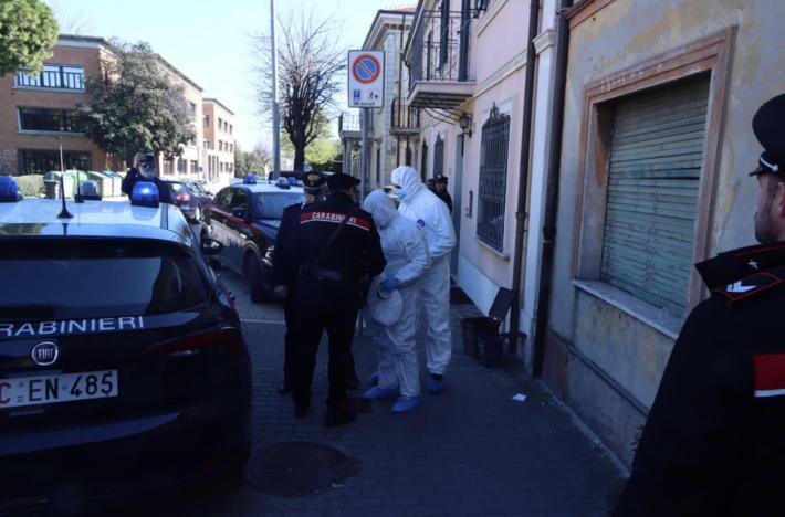 Accoltella i genitori e il fratello a Fano nella notte: fermato un ragazzo, padre sottoposto a intervento