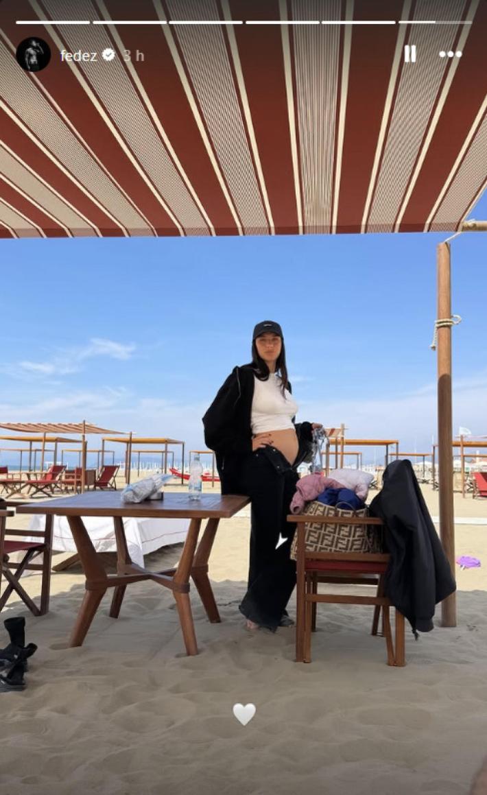 Fedez pap&agrave; per la terza volta, posta su Ig una foto della compagna con il pancino