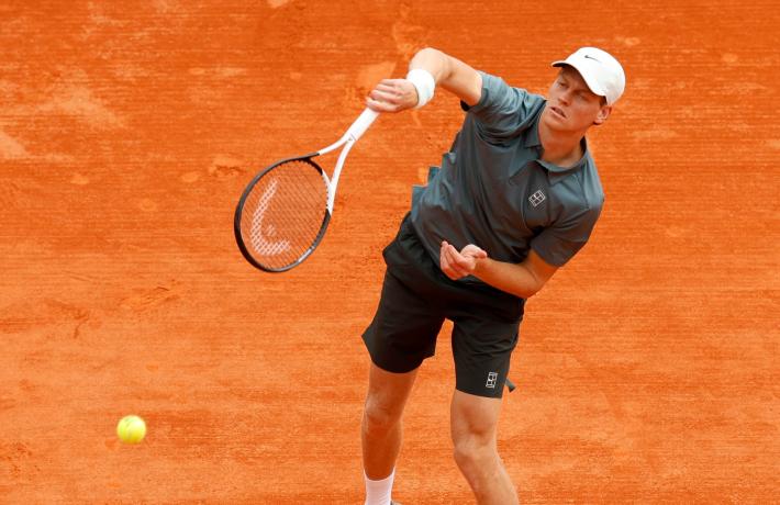 Sinner vola in semifinale a Montecarlo: battuto F&eacute;lix Auger-Aliassime 6-3, 6-4, ora la sfida con Zverev 