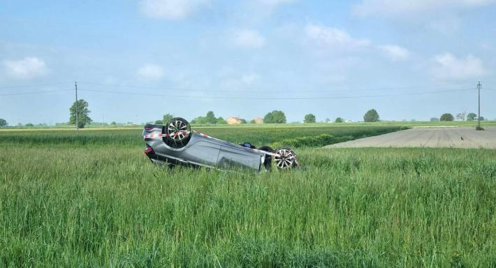 Auto vola fuori strada e si ribalta nel campo