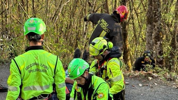 Vola con l'auto in una scarpata a Piana di Carniglia: l'elisoccorso lo trasporta in ospedale a Como
