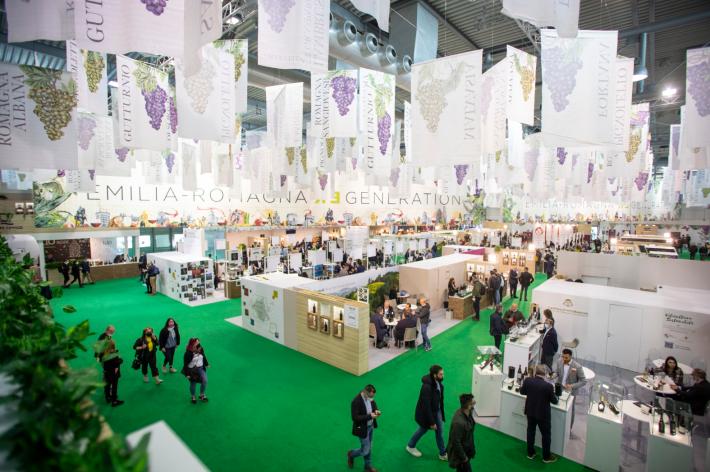 Domani si apre Vinitaly. Sos enoturismo, il mondo del vino cerca risposte