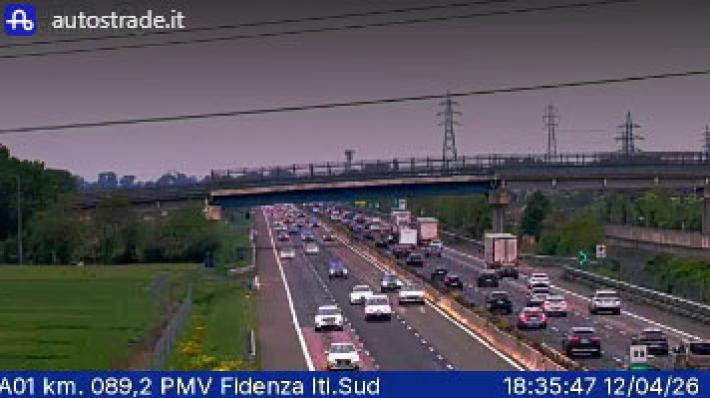 A1, traffico intenso verso Milano. Autocisa, attenzione alla nebbia in Appennino 