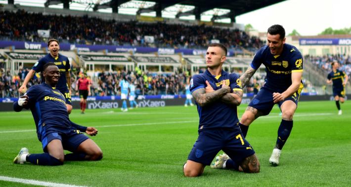 Parma-Napoli 1-0 al 10'. Crociati sotto assedio. Splendido gol lampo di Strefezza dopo 33"