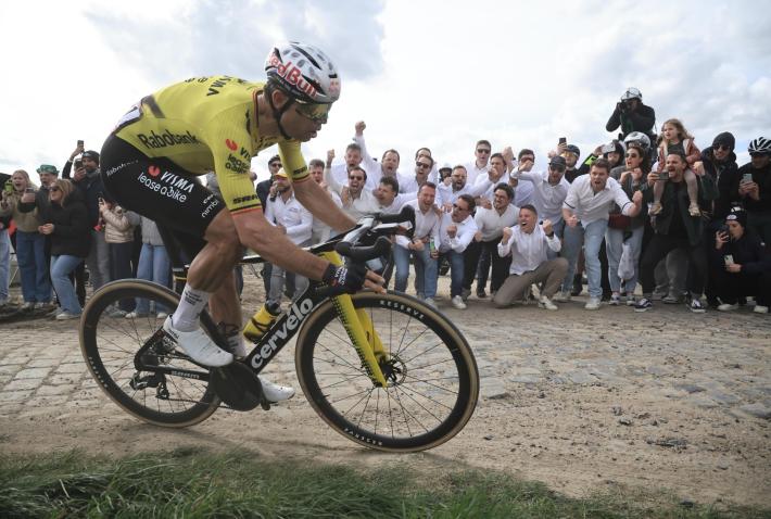  Van Aert vince la Parigi-Roubaix, secondo Pogacar 