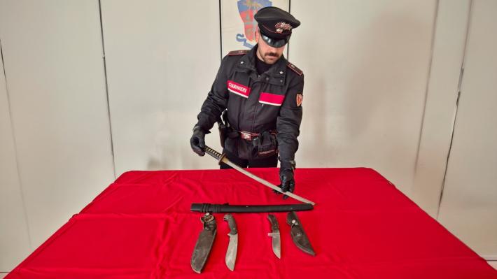 Blitz dei Carabinieri a Parma: locali non a norma, katana sequestrata e cinque denunce