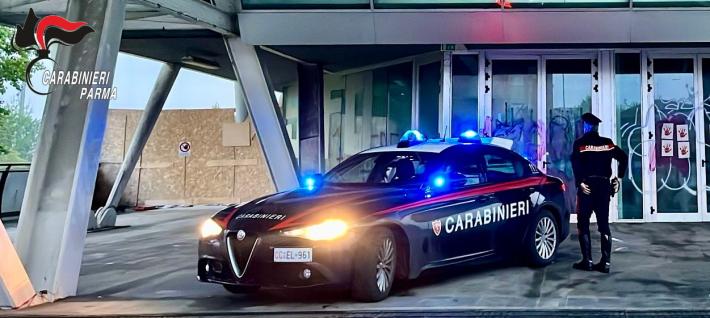 Brutale aggressione all'arma bianca su ponte Europa - estrae un coltello da cucina e colpisce il rivale ferendolo al braccio. 28enne in manette