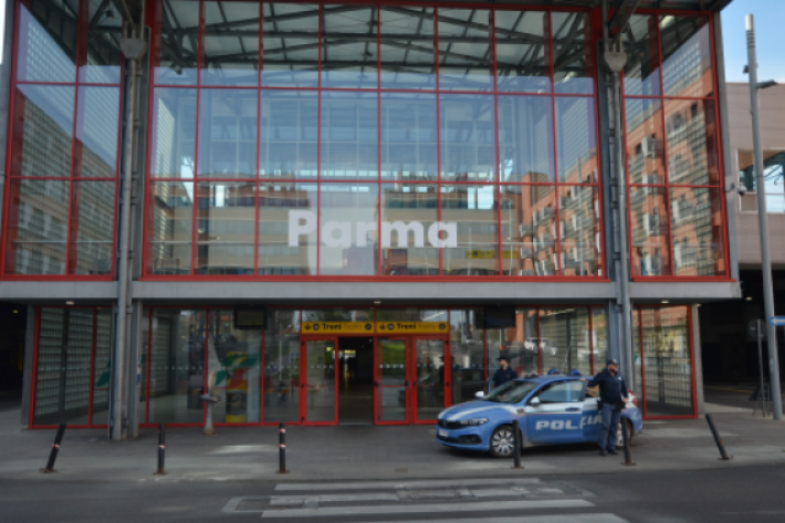 Notte di paura vicino alla stazione, due turisti svedesi aggrediti: tentata rapina sventata, due arresti