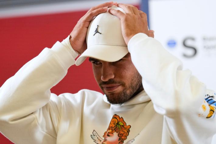 Tennis: Alcaraz si ritira da Barcellona per un problema al polso