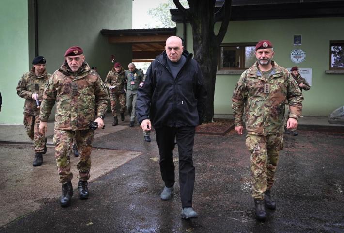 Crosetto a Carona tra 200 militari e paracadutisti