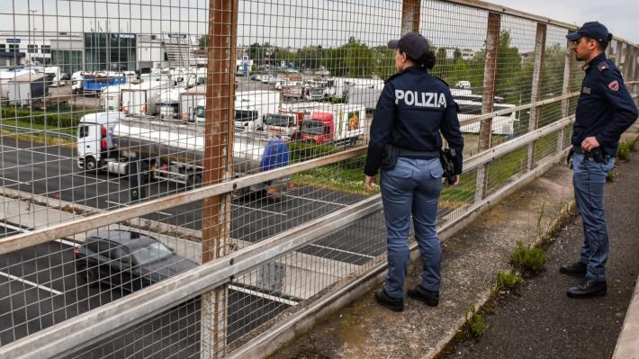 Le Volanti sventano il suicidio di un cittadino straniero, dal cavalcavia di via Paradigna.