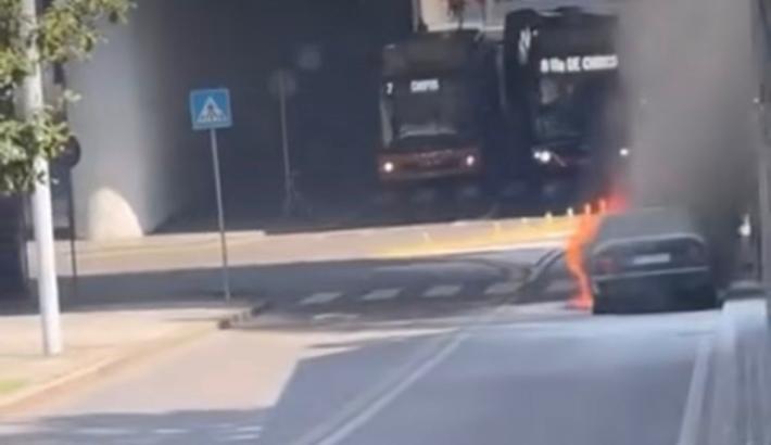 Attimi di paura nel sottopassaggio della stazione: auto in fiamme, vigili del fuoco al lavoro 
