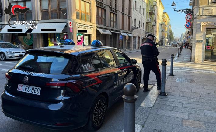 Parma: rapinato di 1.000 euro e degli orecchini strappati dai lobi. Denunciati due fratelli stranieri di 22 e 25 anni