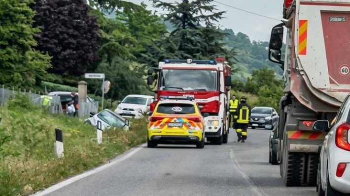 Paura a Ramiola: auto finisce in un fosso in via Solferino, mamma e due bambini portati al pronto soccorso
