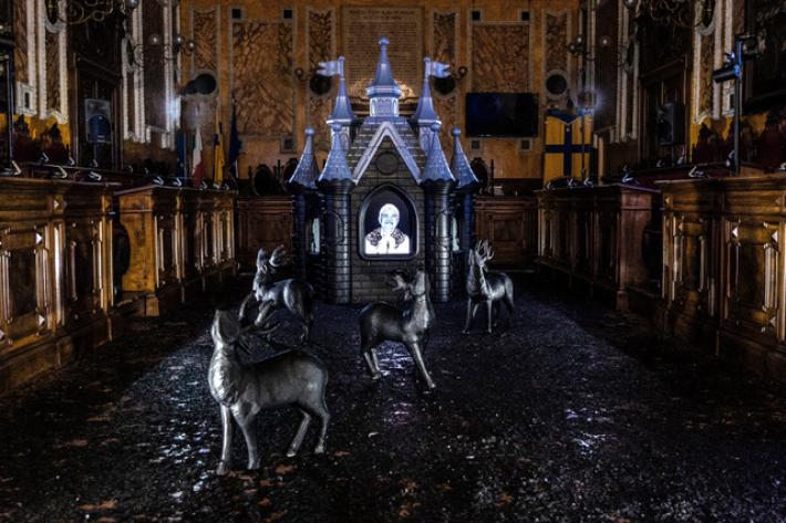 Spunta un castello al centro della sala consiliare