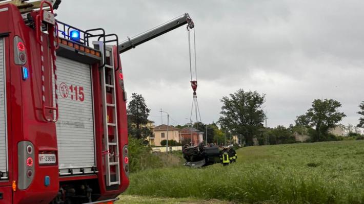 Via Martiri della Liberazione a Vicofertile, auto ribaltata: vigili del fuoco al lavoro 