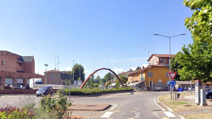 Scontro fra auto e camion sulla Massese