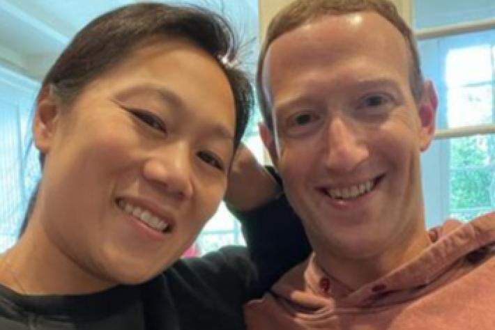 Zuckerberg aspetta terzo figlio, posta foto con la moglie