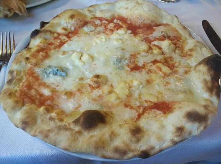Pizzeria La pignata: quel locale retr&ograve; per chi predilige la pizza sottile