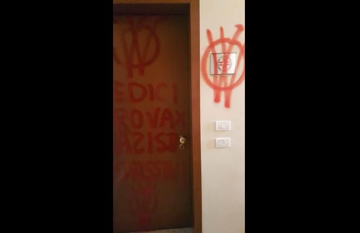 Imbrattata dai no vax la sede dell'Ordine dei medici di Parma