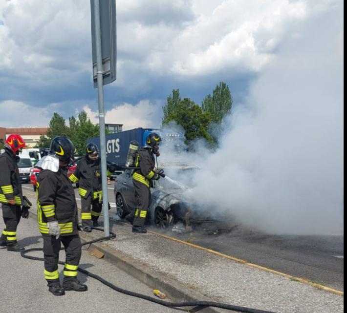 Auto in fiamme in strada dopo il casello autostradale. Arrivano i vigili del fuoco