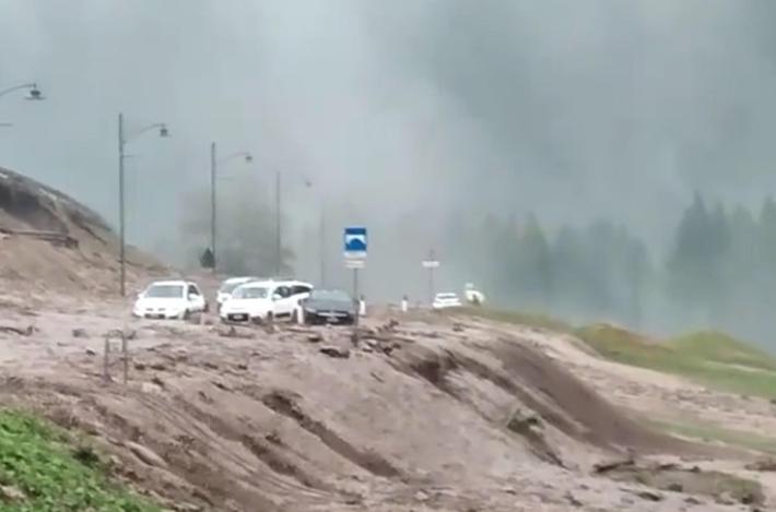 Bomba d'acqua: evacuati alberghi e case in val di Fassa 