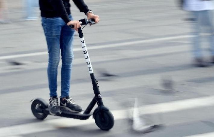 Roma, scontro tra un'auto e un monopattino: muore una 24enne