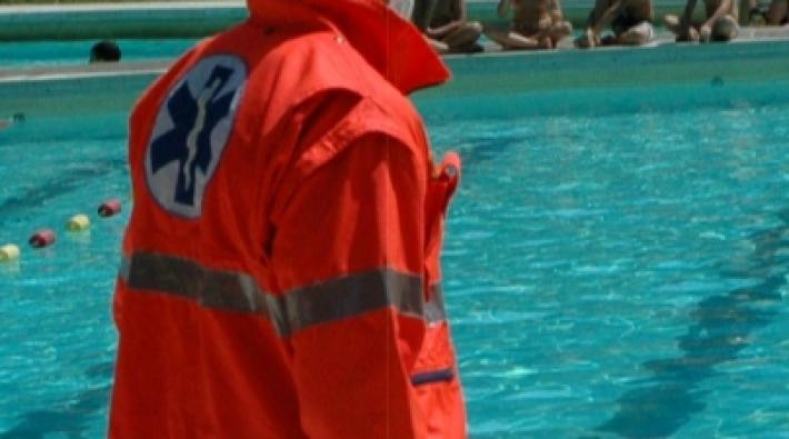 Malore alla piscina Leoni: salvato con il defibrillatore