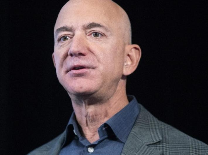 Rotterdam non smonta il ponte per far passare lo yacht di Bezos 