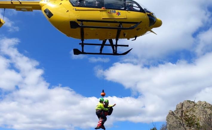 Cade in una costa rocciosa a Bedonia e si rompe una gamba: l'elicottero soccorre e mette in salvo una 66enne