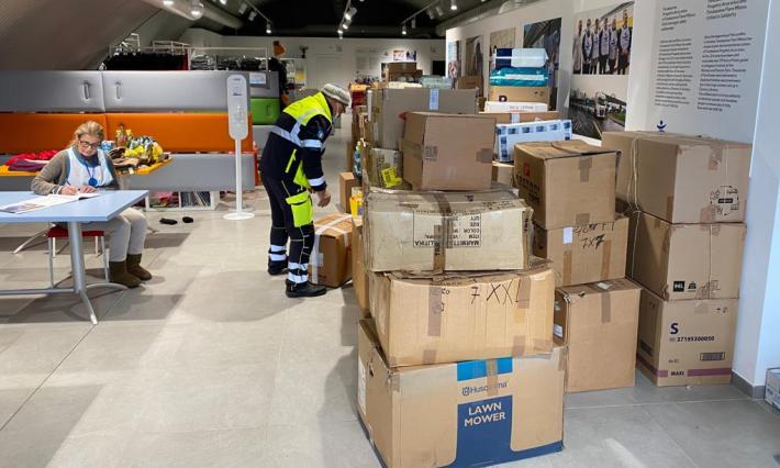 Da Parma all'Hub 126 di Milano: il vestiti per gli ucraini viaggiano  con i volontari della Protezione Civile di Parma
