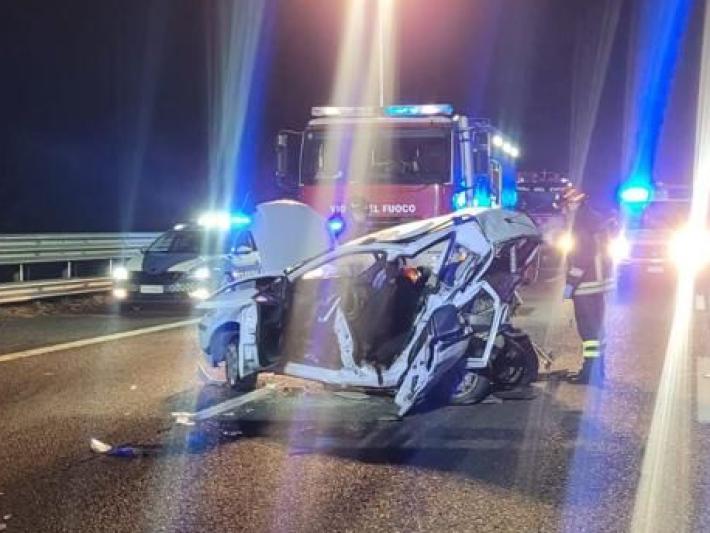 A1, violento scontro fra due auto: 6 feriti, quattro sono gravi 