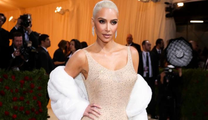 Accuse a Kim Kardashian: " Ha danneggiato l'abito di Marilyn" 