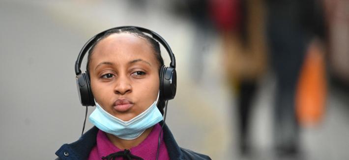 Gran Bretagna, Johnson ci ripensa: via a Green pass, tornano lo  smart working e le mascherine