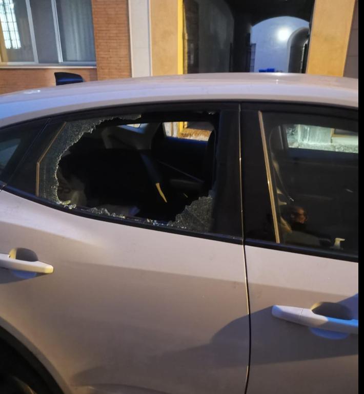 Ladri-vandali in azione in via Collegio dei Nobili: auto dannegiata, atrezzi di lavoro gettati sul marciapiede