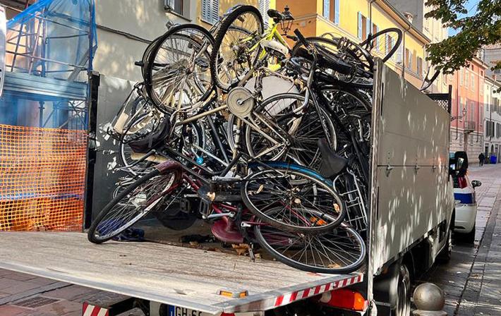 Strade e aree pubbliche ibere da mezzi abbandonati: quasi 60 rimozioni nell'ultimo mese: 18 veicoli e 39 biciclette 