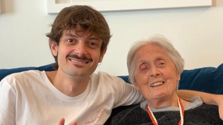 Il commovente addio di Rovazzi alla nonna: "Un cuore grande come un palazzo"