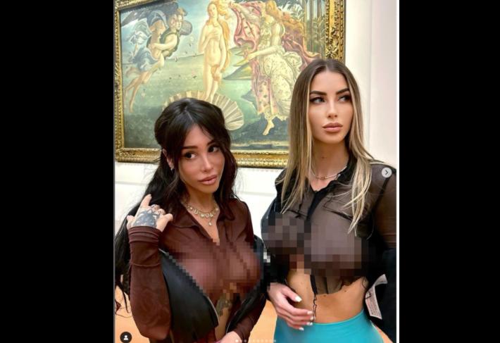 Blitz agli Uffizi: due influencer si fotografano (praticamente) in topless davanti alla Venere. Esplode la polemica