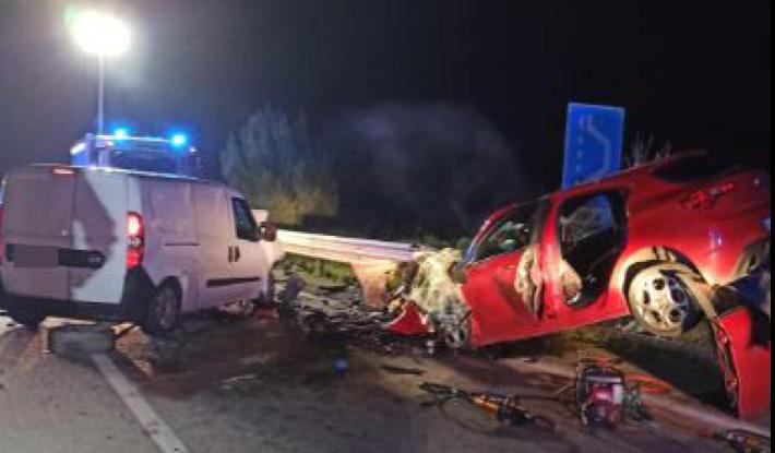 Taranto, auto contro un furgone: muoiono tre donne
