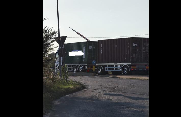 Camion blocca il passaggio a livello (e il traffico) a Sorbolo a Levante: lunga coda nel tardo pomeriggio in via Mantova 